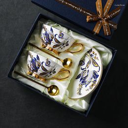 Ensembles de cafés à cafés rétro en céramique en céramique tasses à café à monture en or et soucoupes d'os européennes Cadeau de thé de luxe léger