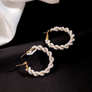 Géométrique perle de bobine avec tempérament exagéré haut de gamme Lumière polyvalente et boucles d'oreilles perlées à la mode