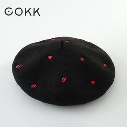 COKK Automne Hiver Chapeaux Pour Femmes Lady Laine Béret Brodé Coeur Rouge Lèvre Plat Cap Peintre Chapeau Femme Boina Doux Gorras Planas Y200102