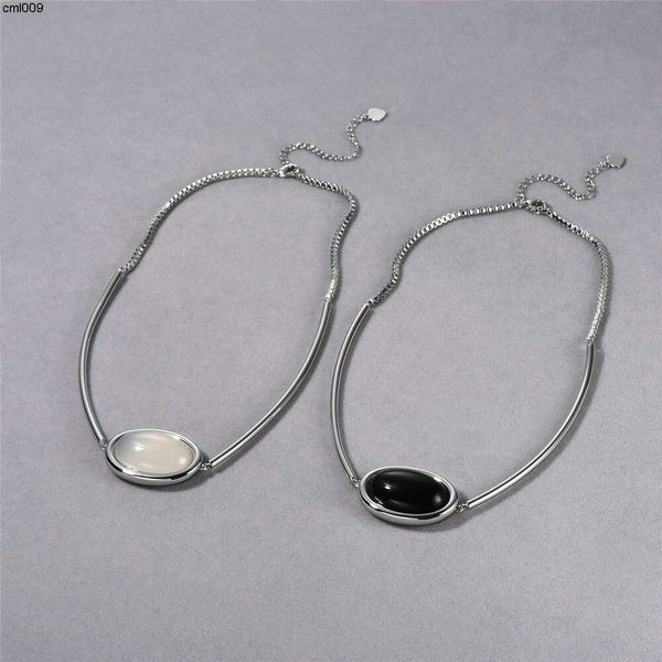 Style froid et indifférent haut de gamme minimaliste en métal plaqué cuivre platine ovale incrusté de moelle de jade blanc agate noire collier pendentif