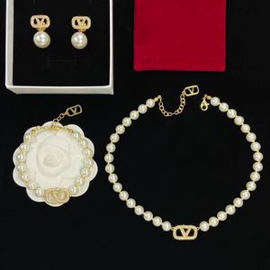 Couleur froide Top Qualité En Laiton Femmes Designer Collier De Luxe Pendentif De Mode Blanc Perle Bracelets Complet Diamant Extravagant Ensembles