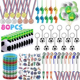 Coleccionable 2022 Conjunto de alegría de fútbol con pulsera Pegatina Silbato Llavero para niños Piñata Favores de fiesta Sjb Drop Delivery Sports Outdo Dhizj