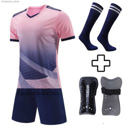 Verzamelbare voetbalshirts voor volwassenen Shorts + sokken + 1 paar scheenbeschermers Pads 2023 Kindervoetbalkleding voetbal Heren Trainingssets Kleding Q231118