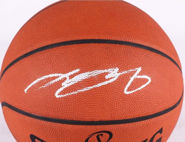 Collectable LBJ LeBron Doncic Bryant Garnett autographié Signed Signatured Auto Autographe intérieur / Outdoor Collection Sprots Basketball Ball