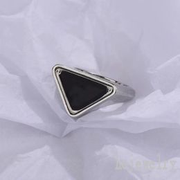 Collection Triangle Designer Ring Winter Black Band Trek aandacht Simple Bague Lady Vintage Silver Color Damesringen voor mannen Email Letter Punk ZB040 F23