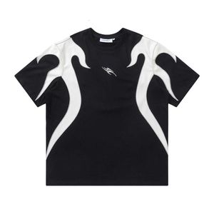 T-shirt à manches courtes avec broderie de patchs de couleur et flamme avec sens du design de marque tendance, créativité de niche, t-shirt de loisirs abstrait pour hommes