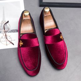 Chaussures de couleurs Locs solides élégantes hommes faux en daim broderie à enfiler une entreprise de mode.