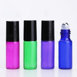 Kleurrijke 5 ml parfum voorbeeldflessen 5 ml glazen rol op flessen voor essentiële olie met SS-ballen en zwarte deksels 1000pcs / lot