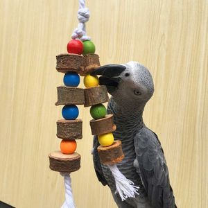 Coloridos pájaros loros juguetes de madera naturales masticar morder jaula colgante bolas dos cuerdas