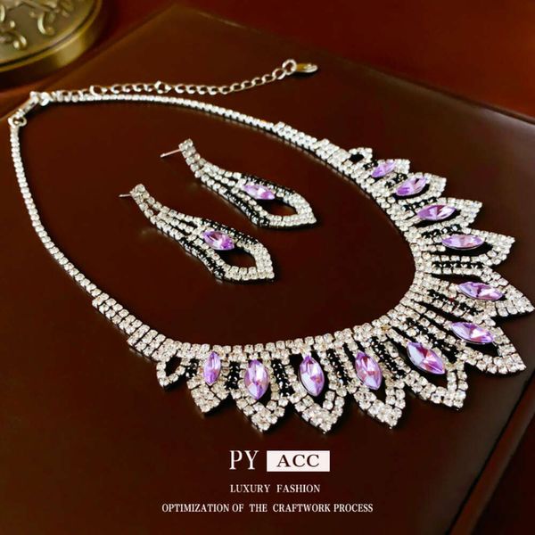 Collier creux triangulaire en diamant coloré, sens de conception exagéré, chaîne de clavicule, tempérament élégant et décoration de collier