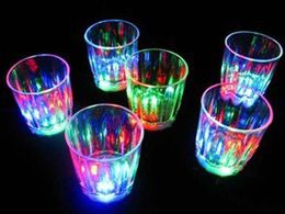 Colorful clignofing shot verre LED Plastic Luminal Neon tasse d'anniversaire de fête d'anniversaire Bar de nuit de mariage Bélier de bois flash petite tasse