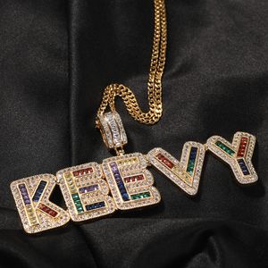 Kleurrijke eerste letter aangepaste naam hangsel ketting gepersonaliseerde bling prong staguette kubieke zirconia cz 18k echte gouden hiphop diy jubileum sieraden voor mannen vrouwen