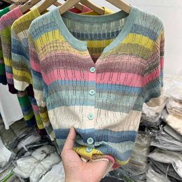 Cardigan tricoté coloré pour les femmes d'été Nouveau haut à manches en v à col en v à col en v à col courte avec une fine couche extérieure