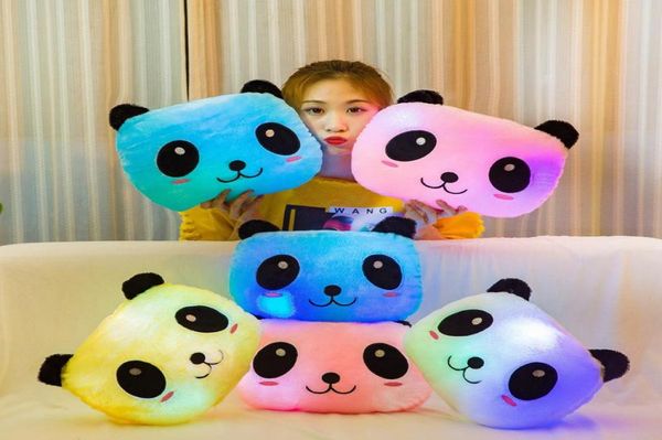 Kleurrijke lichtgevende panda kussen knuffel reuzenpanda's pop Ingebouwde LED-verlichting Bank decoratie kussens Valentijnsdag cadeau kinderen toy2843969