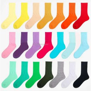 Kleurrijke mannen dames sportsokken modeontwerper lange sockswith letters vier seizoen hoge kwaliteit dames en heren kousen casual sok