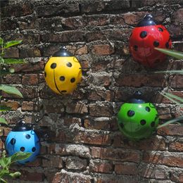 Coloridos escarabajos de metal cerca de la pared jardín montado colgando lindo animal colgante decorativo decoración al aire libre adorno creativo