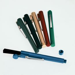 Colorido pluma forma fumando aleación de aluminio portátil hierba seca tobacco prertoll rolling cigarrillo cigarro titular de cigarro estuche de almacenamiento de tubo de almacenamiento Ocultar sello caja de píldoras caja dhl