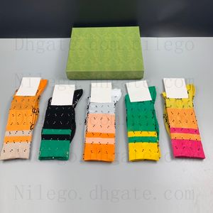 Kleurrijke regenboogbrief sokken vrouwen meisje letters katoenen sok voor gift partij ademend mode hosiery met doos