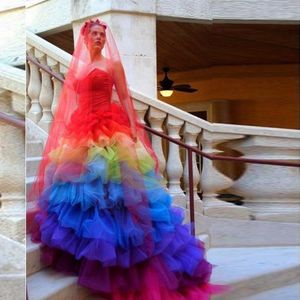 Kleurrijke regenboog trouwjurken lieverd ruches lagen rok bal jurk sweep trein prachtige bruidsjurken aangepaste size215o
