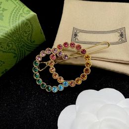 Les pinces à cheveux pour femmes en pierres précieuses colorées en strass sont simples et magnifiques, élégantes et luxueuses, conçues pour les bijoux de haute qualité des fêtes d'amis des femmes.
