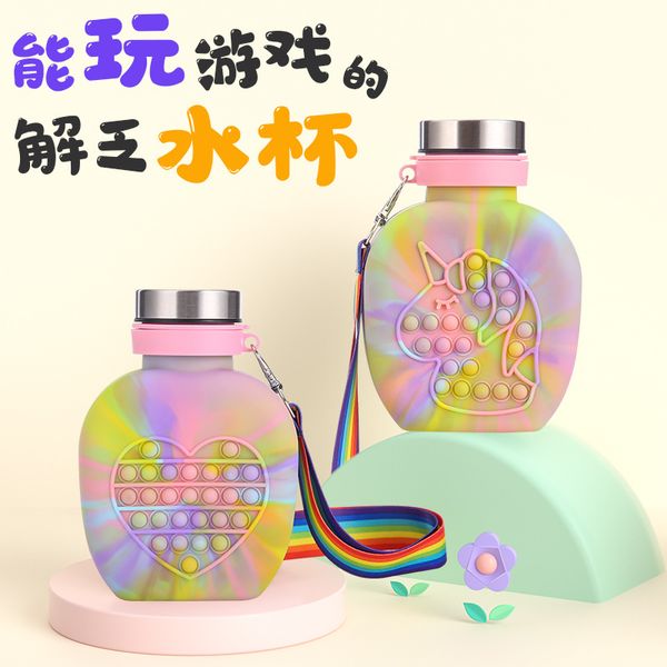 Colorida botella de agua para niños de silicona puede jugar, una taza de agua al aire libre para viajar, juguete portátil, botella de agua deportiva