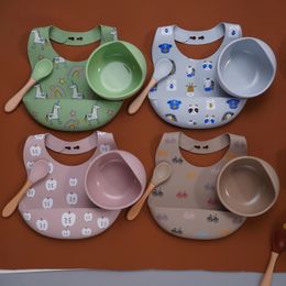 Cuillère en silicone colorée avec poignée en bois vendant un bol de suceur de bébé étanche à deux dossiers de bébé imprimer la serviette de salive.240409