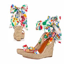 Kleurrijke wiggen progettista ontwerper sandaal luxe damesontwerper sandalen bowknot desinateur hoge hakken zomer strand peep teen schoenen