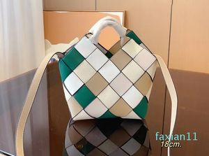 Bolso tejido colorido Excedente de cuero de alta calidad Bolso resistente Versión de cesta de flores Bolsos de compras para mujer Paja de hombro Estilo retro Monedero