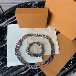 Collier de luxe en métal chaînes cubaines colliers pour femmes bijoux pour hommes mode dame rétro élégant couleur argent collier de créateur de diamants ornements classiques E23
