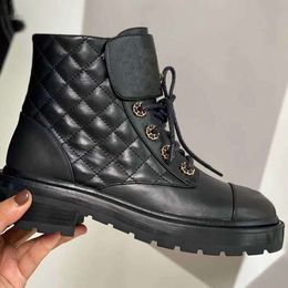 Combat Boot 100% cuir véritable Bottines matelassées Bottes plates pour femmes Bottes de luxe Designer Biker Platform Flats Bottes de combat Bottines en dentelle à talons bas Taille en cuir 35-40