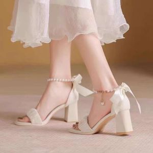 Comfortschoenen voor vrouwen Pearl Sandalen passen vrouwelijk beige toenemende hoogte blokhakken All-match Black Bow 2024 Fashion Chunky Gi