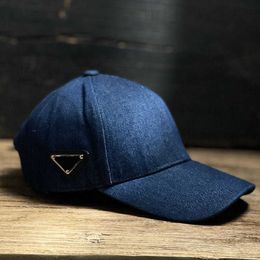 Chapeau de luxe commun triangle designer casquettes de baseball dames élégantes rue shopping casquette cowboy porter confortable noir couleur unie chapeaux ajustés loisirs PJ033 e4