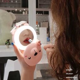 Miroirs compacts mignon mignon de maquillage de cochon mignon avec une fille de feu lumineuse à LED petit ventilateur de voyage portable haute définition Q240509