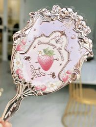 Miroirs compacts La fleur connaît la Strawberry Rococo Violet Hand Held Mirror Series Co. Ltd. Maquillage à apparence élevée Q240509