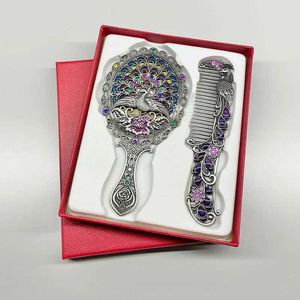 Miroirs compacts Makeup Mirror Peigt Set with Gift Box European Vintage Peacock Butterfly Hand Makeup Frame Pocket adapté aux filles Q240509