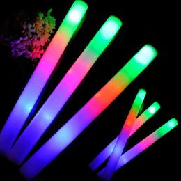 Les fabricants de bars de concerts vendent directement des bâtons lumineux électroniques de grande taille à LED en mousse colorée, tige en éponge fluorescente