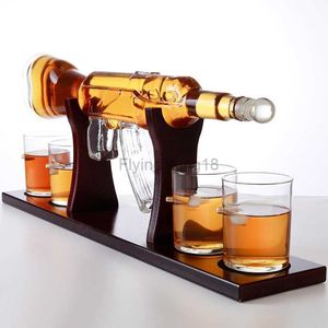 Vin de récipient AK47 Forme du pistolet Decanteur de whisky en verre haut de gamme avec détenteur de whisky pour champagne élégant distributeur HKD230810