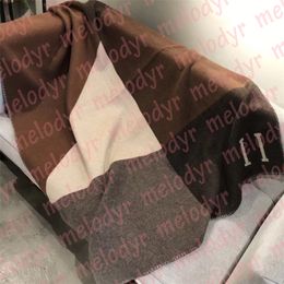 Manta de color de contraste Otoño Invierno Alfombra de lana Impresión de letras Mantas de mantón a prueba de viento al aire libre Diseñador de lujo Sofá cama Manta de cachemira