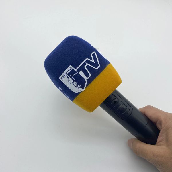 Convertidor cuadrado flocado micrófono esponja impresión cubiertas micrófono personalizado parabrisas espuma para estaciones de Tv entrevista de reporteros