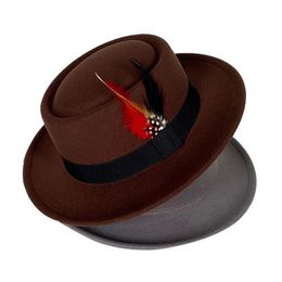 Sombrero de fieltro clásico con parte superior convexa, sombrero de fieltro pequeño con parte superior plana y plumas de perlas, sombrero de copa de café polk pie, gorras para hombres 240103