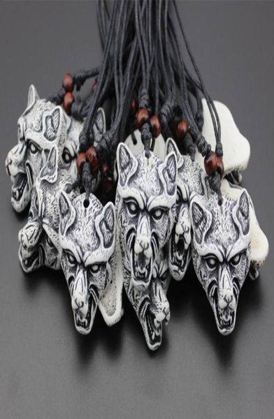 COOL 12 Uds Boy Men039s imitación de hueso de Yak tallado cabeza de lobo blanco colgantes amuletos collares regalo MN3046647919