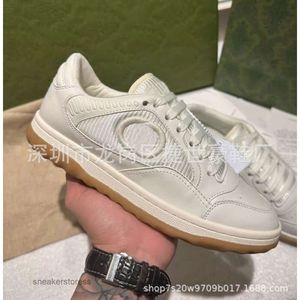 Fresco zapato casual blanco para hombre deportes cuero mujeres nuevo diseñador versátil entrenador tablero moda genuina zapatilla de deporte transpirable pequeño verano WR6L