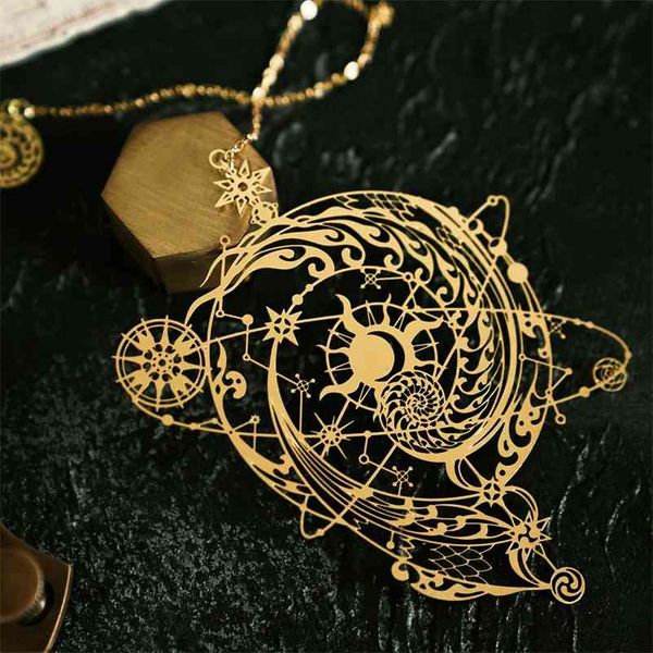 Cool Hollow Out Design L'univers mystérieux Creative Metal Bookmark Cadeau 95mm * 73mm gratuit 210611