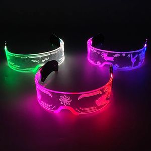 Des lunettes d'éclairage LED colorées cool colorées.