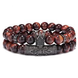 Cool Men Style 8mm Red Tiger Eye Beads Strands Micro Pave Crown Charm Armband voor Gift 2 stks / set