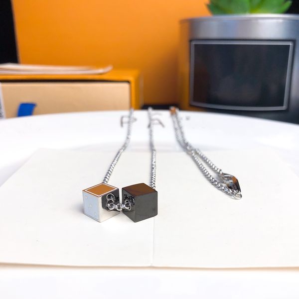 Genial collar de dados de acero refinado, no es fácil cambiar de color, no es un collar de regalo oxidado, colgante cuadrado pequeño en blanco y negro personalizado