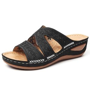 Zapatillas frescas para mujeres con tacones inclinados y suelas gruesas de pico de pez zapatos grandes sandalias bordadas multicolor Ladies Girls Sliders envío gratis