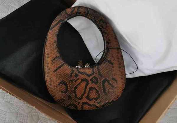 Coperni net rouge même style minoritaire femelle en cuir portable motif de serpent de bouche en cuir portable à trois sacs à œuf petit sac rond 22052843734691