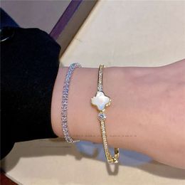 Bracelet en or plaqué cuivre 18 carats avec diamants pour femme avec un design tendance et luxueux.Le bracelet en zircon est un accessoire polyvalent