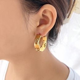 Anneau sous vide plaqué cuivre, design de niche rétro, boucle d'oreille haut de gamme, luxe léger, boucles d'oreilles de style cool et minimaliste